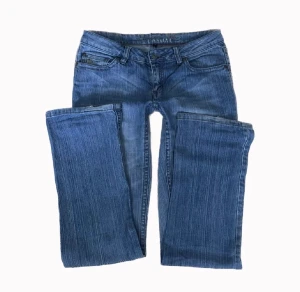 Lågmidjade Y2K jeans  - Så fina y2k lågmidjade jeans i rak modell! midjemåttet: 39cm tvärsöver innerbenslängd: 82cm PS. Kolla igenom mitt konto ni kommer hitta många y2k och vintage plagg!