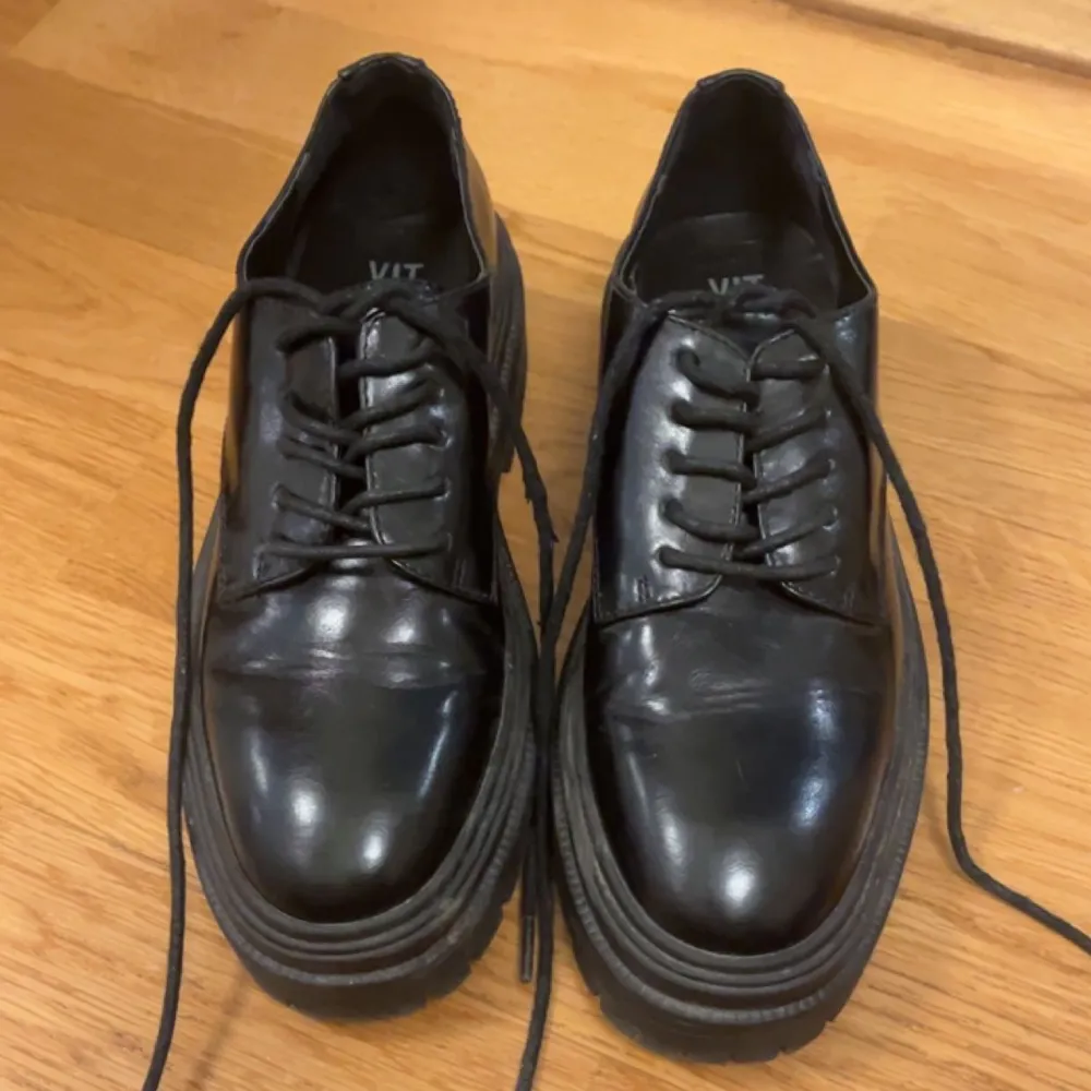 Skor med liten platå, storlek 36 från XIT (din sko).  Säljs då de var står hemma utan att bli använda. Använda högst 5 gånger.  Original pris : 300kr (rea) Köpare står för frakt.. Skor.