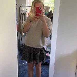 Volangkjol  - Super fin och söt volangkjol som är perfekt nu till sommaren, användt ett fåtal gånger! Hör av er vid frågor och intressen🙌🏽 (OBS GÅR ÄVEN ATT BYTAS MED NÅGON OM DET ÖNSKAS) 