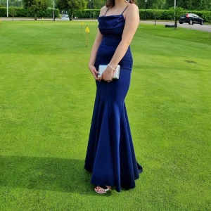 Festklänning/balklänning - Långklänning som använts vid ett tillfälle under balen. Klänningen är skräddarsydd efter min längd som kan ses i bild 1. Jag är 176 cm lång med klackarna på bilden. Den är alltså kortare än vad som visas på de två andra bilderna på modellen. 