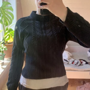 Svart tröja  - Säljer denna svarta stickade tröjan. Kom gärna med prisförslag 🖤