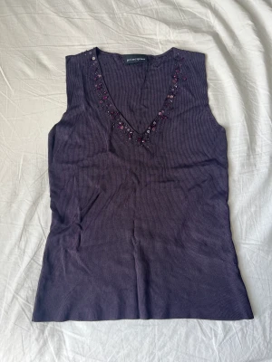 Lila linne från Principles - Super sött lila linnet med paljetter från principles. Säljer då det är för stort för mig. Pris går att diskuteras!  Mått: bredd: 36 cm (mätt platt) längd: 53 cm Kontaka mig gärna om du har några frågor! 