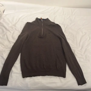 Morris half zip - Säljer nu min snygga Morris tröja eftersom att den är för liten. Tröjan är i storlek S men passar xs eftersom att den är liten i storleken. Den är använd ca 5 gånger. Skriv vid frågor och funderingar/Filip
