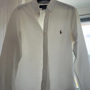 Ralph lauren skjorta, strl S, nästan helt ny!  - Ralph lauren  Vit skjorta I ny skick!  Knappt använd, vit färg oxford strl s, slim fit!
