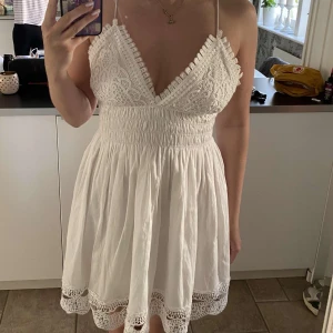 Vit klänning zara - Jättefin klänning från zara, helt oanvänd med lapp kvar💕
