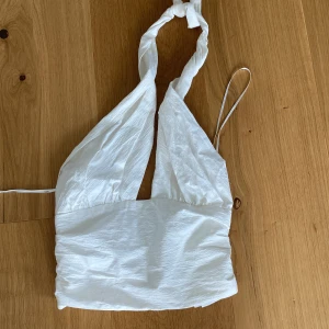 Halterneck topp - Halterneck topp från Gina tricot. Storlek 36. Den är i nästan nytt skick eftersom jag har aldrig använt den. 
