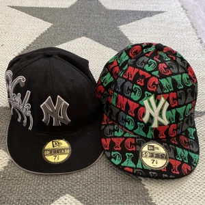 Snygga 59fifty kepsar - Två snygga kepsar. Båda är 59fifty. Använda men i fint skick. Inga defekter !svarta kepsen är såld! Andra kepsen är kvar och kostar 100kr:)KÖPAREN STÅR FÖR FRAKTEN! Kontakta för flera frågor!