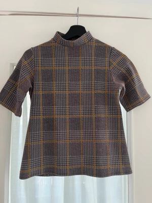 Rutig tröja med halvpolo - Rutig t-shirt med halvpolo. Grå och orange 🌷