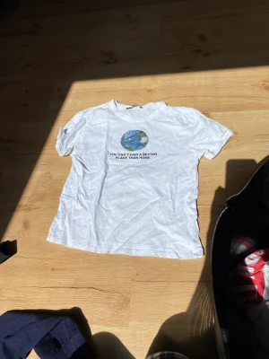 T-shirt  - Rensar garderoben, fin vit t shirt 