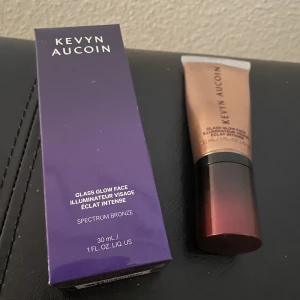 YN AUCOIN GLASS GLOW FACE ILLUMINATEUR NY SEPHORA  glas skin - Du budar på en oanvänd produkt från KEVYN AUCOIN. Fullstorlek färgen spektrum Bronze. Kan användas på ansikte och kropp.  Frakt tillkommer och betalas av köparen