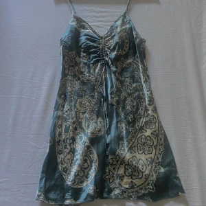 Klänning - En grön/blå satinklänning med vitt mönster! Från zara💙 (aldrig använd)