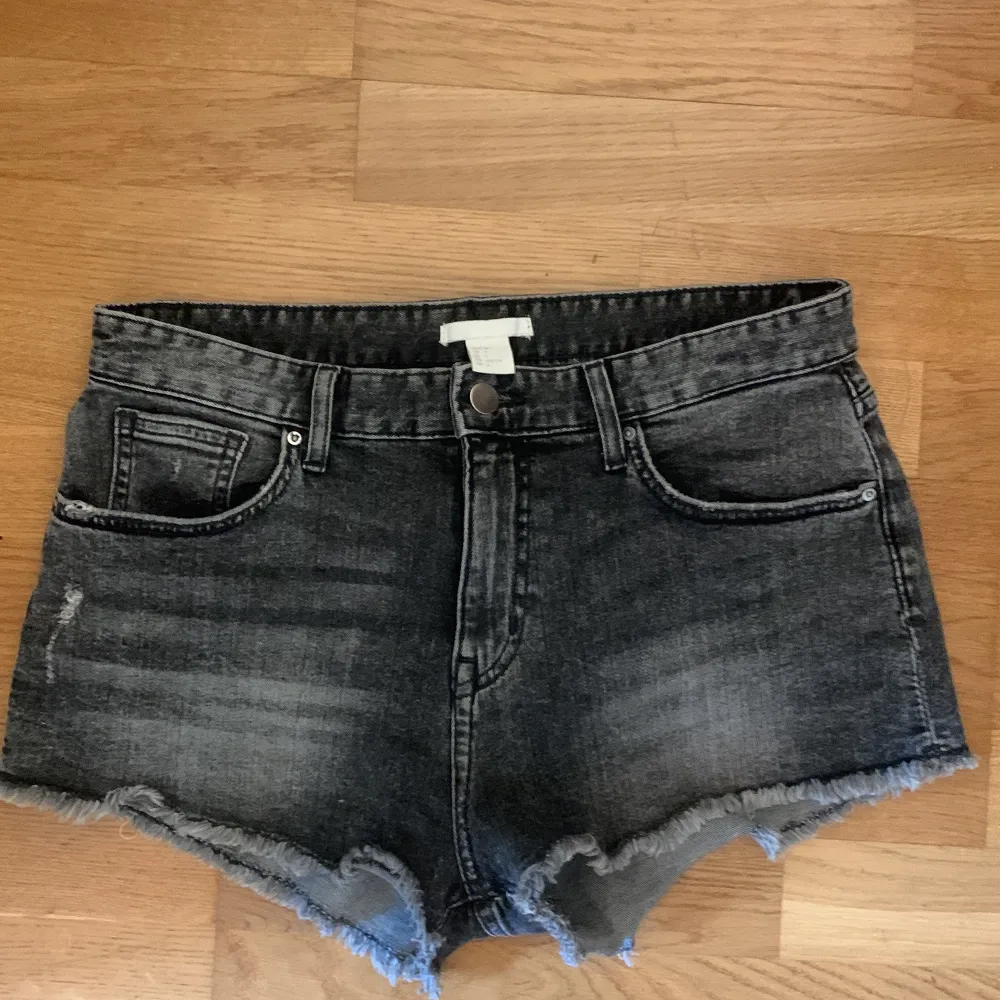 Jätte snygga grå midwaist jeansshorts från hm!   Knappt använda och i bra skick🤩💕❤️ Skriv för fler bilder! 100kr + frakt . Shorts.