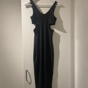 Storlek: XS  Från H&M Tajt lång svart klänning med snygg utskärning i midjan!  Aldrig använd. 