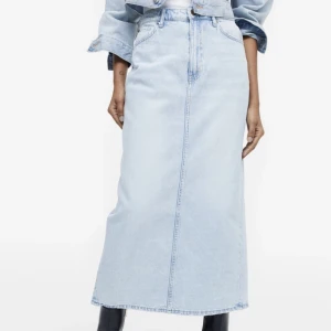 Lång jeanskjol - Superfin långkjol i jeans med slits på baksidan, från H&M och slutsåld på hemsidan. Helt ny med prislappar kvar. Är för liten för mig tyvärr, storlek xs. 