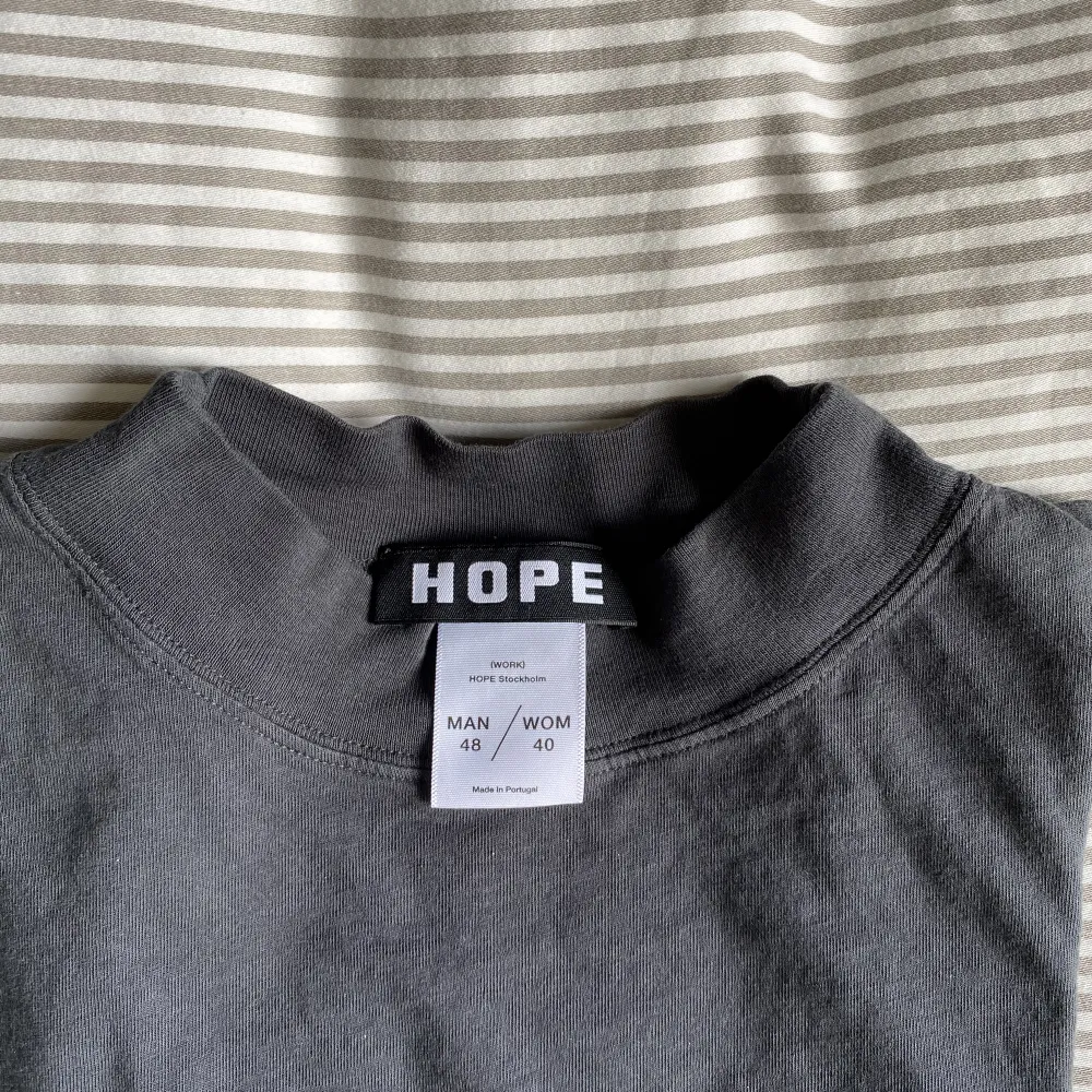 Långärmad tröja från HOPE. Snygg att ha oversized. . Tröjor & Koftor.