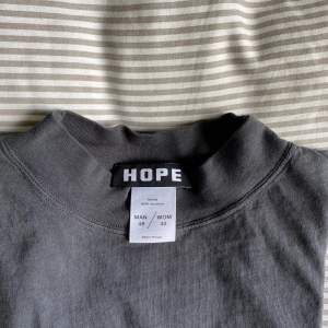Långärmad tröja från HOPE. Snygg att ha oversized. 