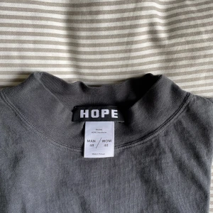 Hope L/S - Långärmad tröja från HOPE. Snygg att ha oversized. 