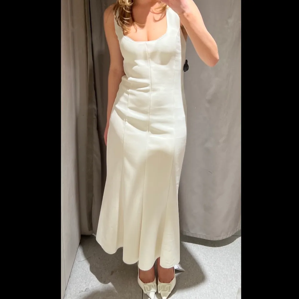 En superfin vit klänning från Zara som ej är använd och prislappen kvar. . Klänningar.