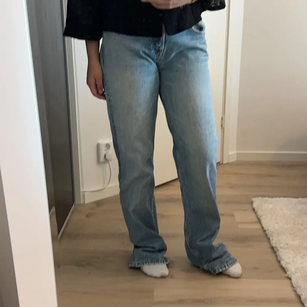 säljer mina mid rise straight leg jeans från zara 🙏🏼har använt några gånger men är lika bra skick som i början 🩷. Jeans & Byxor.