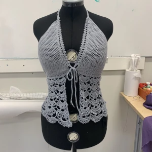 Picot tie-front topp - En topp som är gjord med inspiration av den populära maddy top blandad med min picot topp. Färger grå, khakigrön, vit, svart, rosa/vinröd och mörkblå. Andra färger kan påverka pris vilket jag varnar för vid kontakt. Pris kan variera beroende på storlek