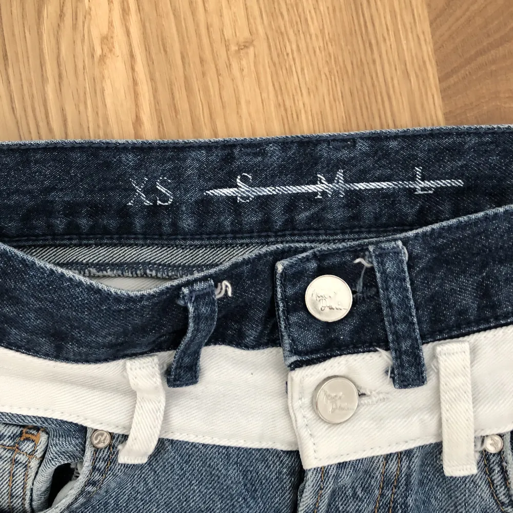 Häftiga jeans i storlek XS. Jeans & Byxor.