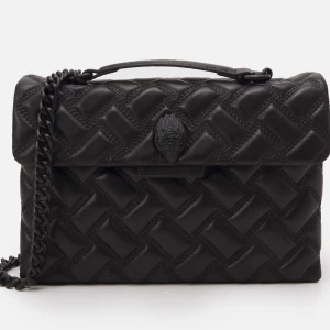 Svart Kurt Geiger väska - INTRESSEKOLL på min svarta kurt geiger väska! Som inte finns att köpa längre. Köpt för 4000kr har lite skavanker på sidorna. Säljs på vestiaire collective för 3200kr