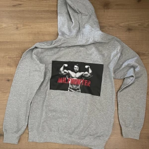 Milf hunter hoodie - Storlek S men passar även M Använd max 1 gång, köpte för att det var en rolig grej men aldrig använts 
