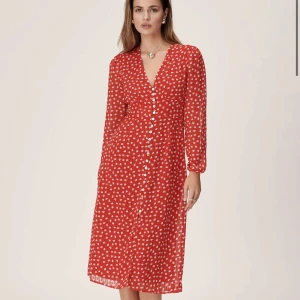 Adoore klänning  - Säljer min fina Adoore klänning, Paris Dress nypris 1495kr. Använd ett fåtal gånger🌸