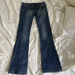 snygga jeans som var för små!😢 midjemått: 74 innerbenslängd: 75 
