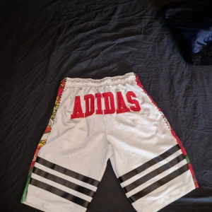 Adidas shorts till salu - Snygga sommarshorts sällan andvända QR och serienummer för äkthet inget kvitto