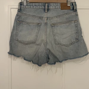 Jeansshorts - Ljusa jeansshorts från Weekday🩵 modellen rowe och är för små för mig Är nog lite mindre i storleken än vanligt så passar nog 36 och liten 38