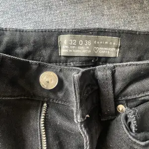 Ett par svarta straight highwaist jeans, använt en gång, fortfarande i skick. 