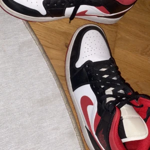 jordan 1 gym red mid - oanvända Jordan 1 gym red mid , ingår creese skydd. stl 42 EU