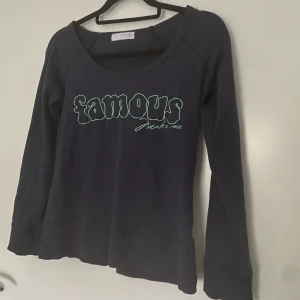 Topp  - Fin topp med tryck!! Storlek står ej men sitter som xs. Hör av er för fler bilder