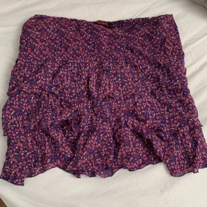 Volangkjol - Jättefin blommig volangkjol i nyskick🌸