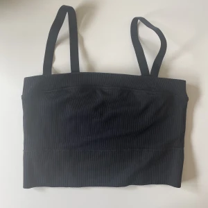 Tubtopp - Vadderad tubtopp med avtagbara band! Storlek S men liten 💕 OANVÄND! 