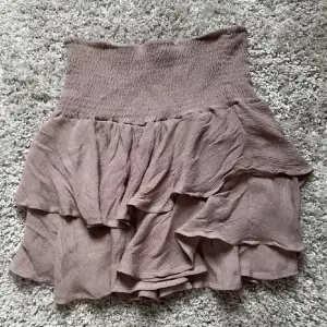 Säljer denna skitsnygga kjolen! Säljes då den är förstor för mig. Storlek M. 60kr + frakt.