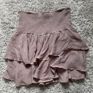 Jättefin volangkjol - Säljer denna skitsnygga kjolen! Säljes då den är förstor för mig. Storlek M. 60kr + frakt.