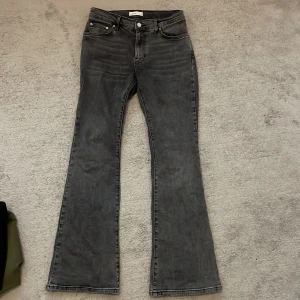 Gråa lågmidjade bootcut Jeans från Ginatricot  - Gråa bootcut jeans, lågmidjade i storlek 38 från ginatricot. Säljer pga de va för stora vid midjan men annars perfekta vid låren. 