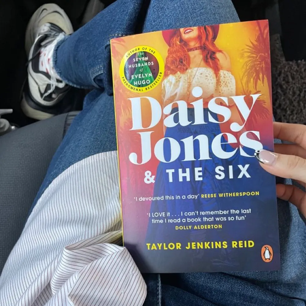 Säljer boken daisy jones and the six på engelska!. Övrigt.