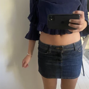 Mini jeanskjol - Minikjol, jeanskjol! Den är lågmidjad och så najs. Midjemåttet är 80cm och längden är 28cm!