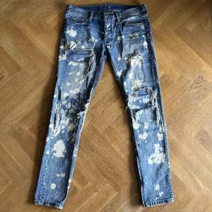 Säljer dessa jeans från märket ”mnml.la” pga ingen användning längre. Condition 7/10. Kombination av baggy och straight jeans, strl.32/32. Jag är 189cm och de passar galant!🔥