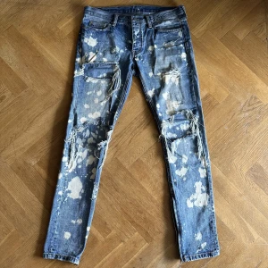 M1 Splash Denim - Säljer dessa jeans från märket ”mnml.la” pga ingen användning längre. Condition 7/10. Kombination av baggy och straight jeans, strl.32/32. Jag är 189cm och de passar galant!🔥