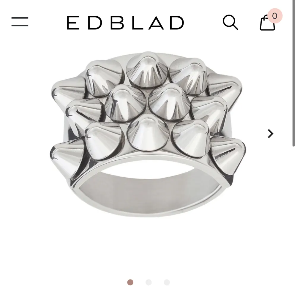 Hej! Tänkte kolla om någon är intresserad av denna fina och populära ring från Edblad. Helt oanvänd fick den i present men då jag redan har en så behövs den inte. Storleken är S dvs 16,8mm. . Accessoarer.