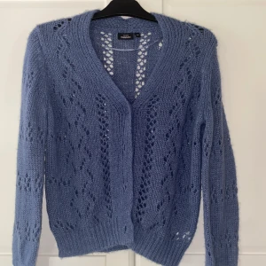 Stickad kofta - Blå stickad kofta från Kappahl. Helt oanvänd. Passar perfekt till sommaren. Storlek XS. 