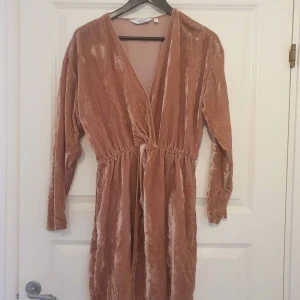 Festklänning & Other Stories - I princip ny gammelrosa klänning i skimrande mjukt tyg, perfekt till festen eller finmiddagen! 
