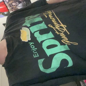 sprite tröja - skön tröja att sova i bland annat men den ligger bara i min garderob! finns små täcken på användning som att texten finns täcken på användning.