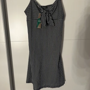 Klänning  - Helt ny klänning från Gina, prislapp kvar! 