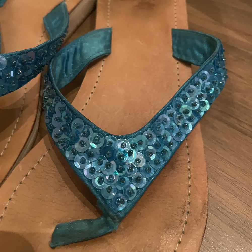 Super gulliga sandaletter med blåa paljett detaljer. Använda några gånger, men i fortfarande fint skick. Skor.