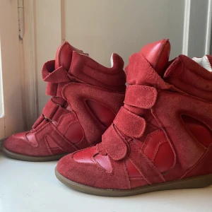 Isabel marant skor  - Röda Isabel Marant skor i nyskick!! Dustbag ingår! 